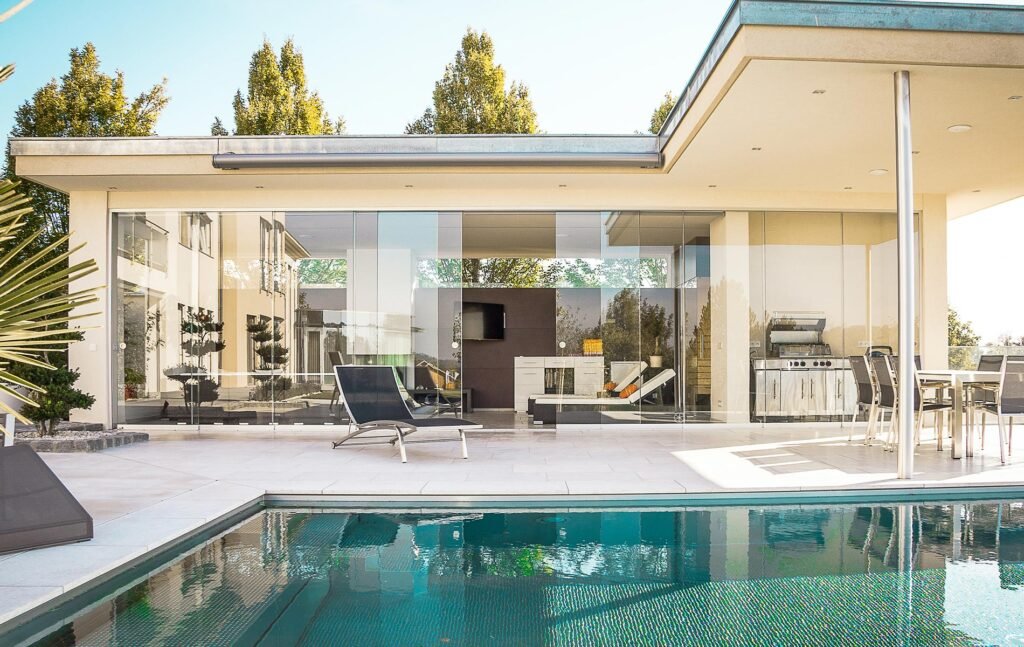 Casa blanca estilo moderno con alberca