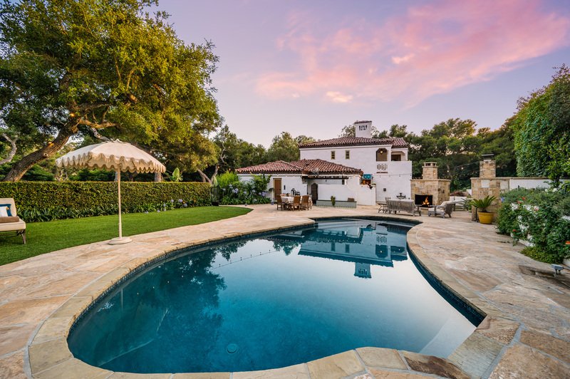 casa de fondo color blanca y piscina